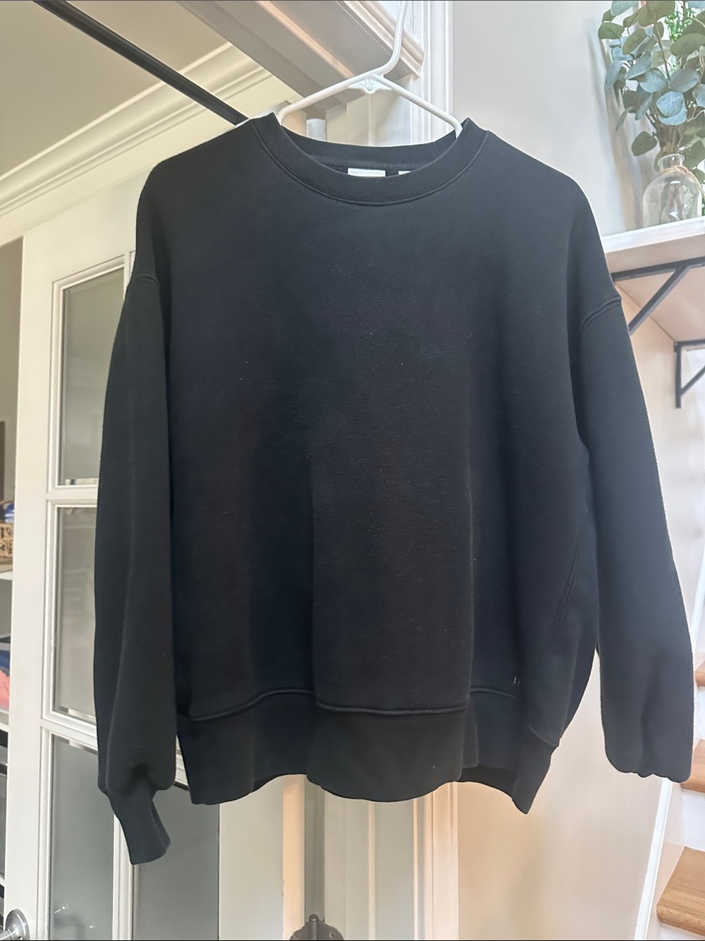 Aritzia Black Crewneck Sweatshirt - Women's Classic Pullover